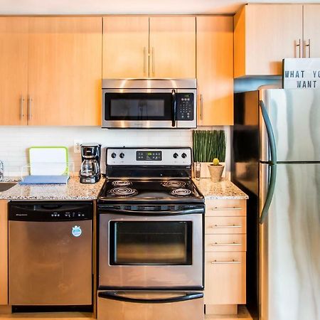 Micasa Suites - Stylish Condo In Maple Leaf Square Торонто Екстериор снимка