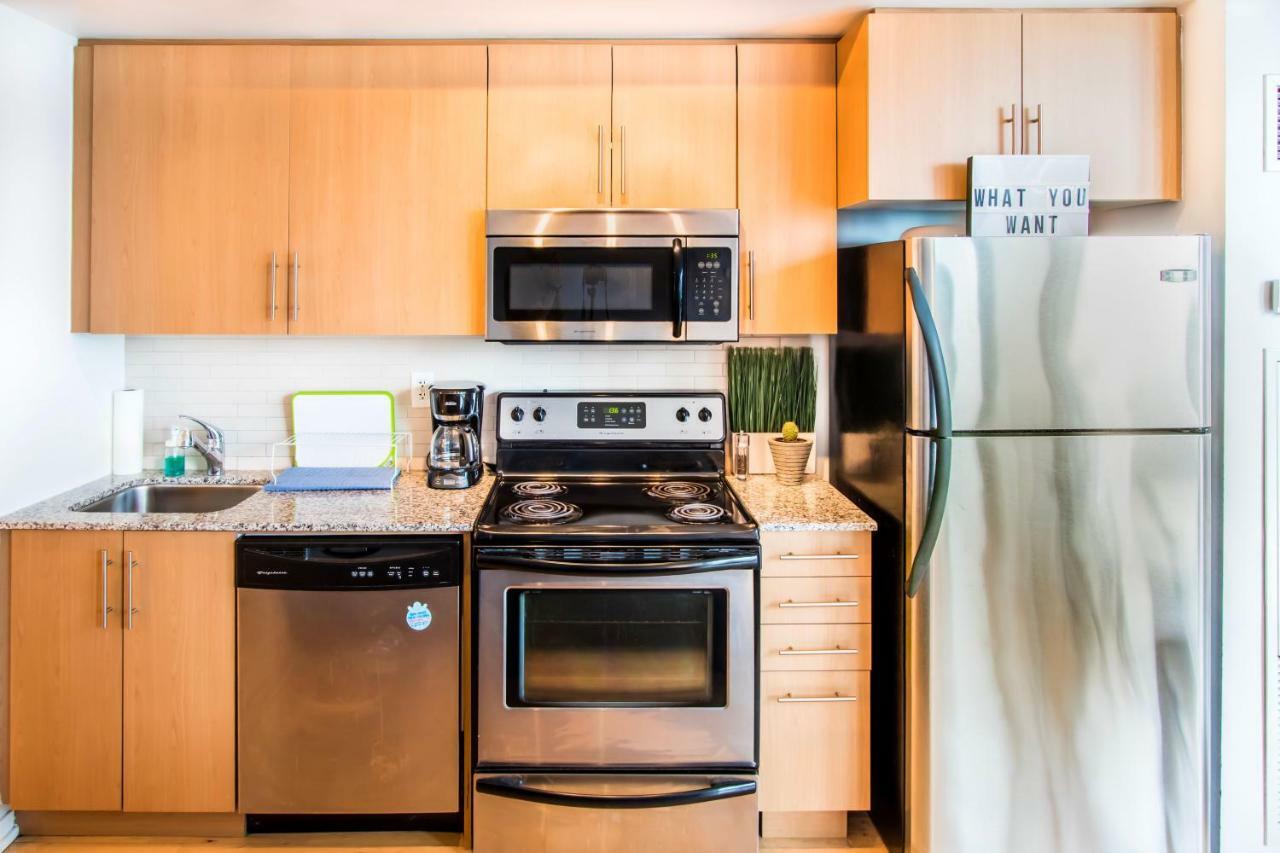 Micasa Suites - Stylish Condo In Maple Leaf Square Торонто Екстериор снимка